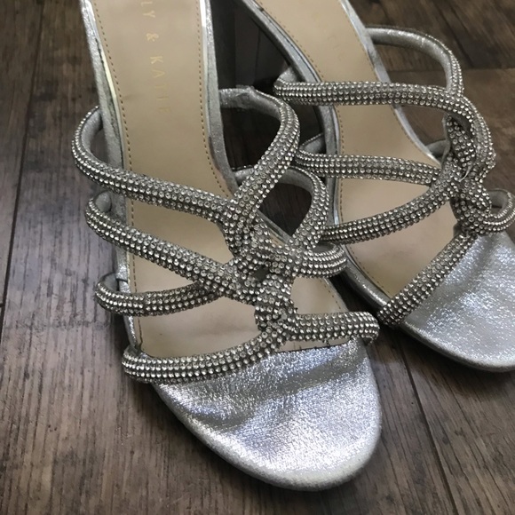 Kelly & Katie. Silver. Like New! Size 8.5 - Picture 3 of 8